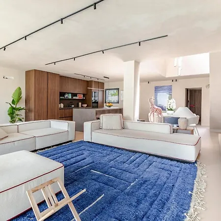 Stunning 4 Bedrooms En-suite In Marbella *
